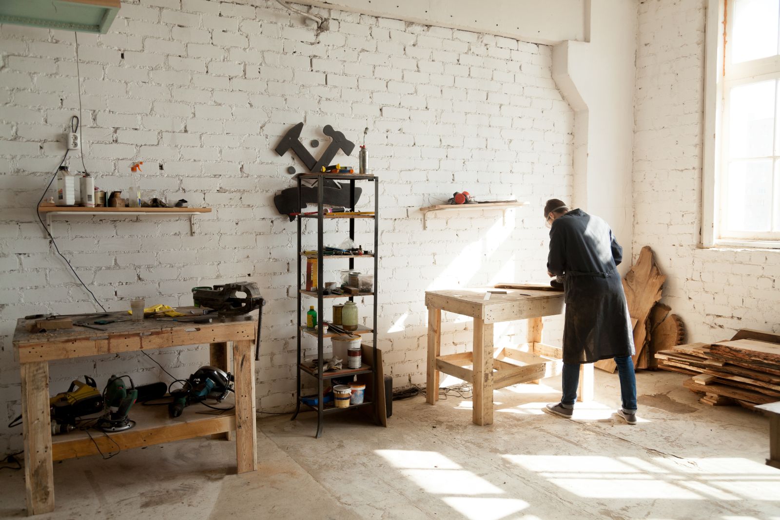 Artisan menuisier dans son atelier en Île-de-France