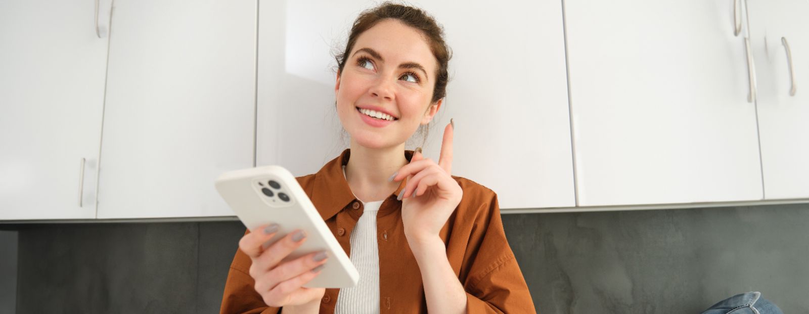 Cliente cherchant un professionnel près de chez elle avec une IA (ChatGPT, Claude) sur son smartphone