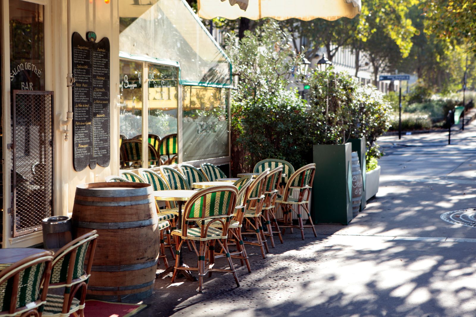 Commerces de proximité et terrasse de café à Paris et en Seine-Saint-Denis