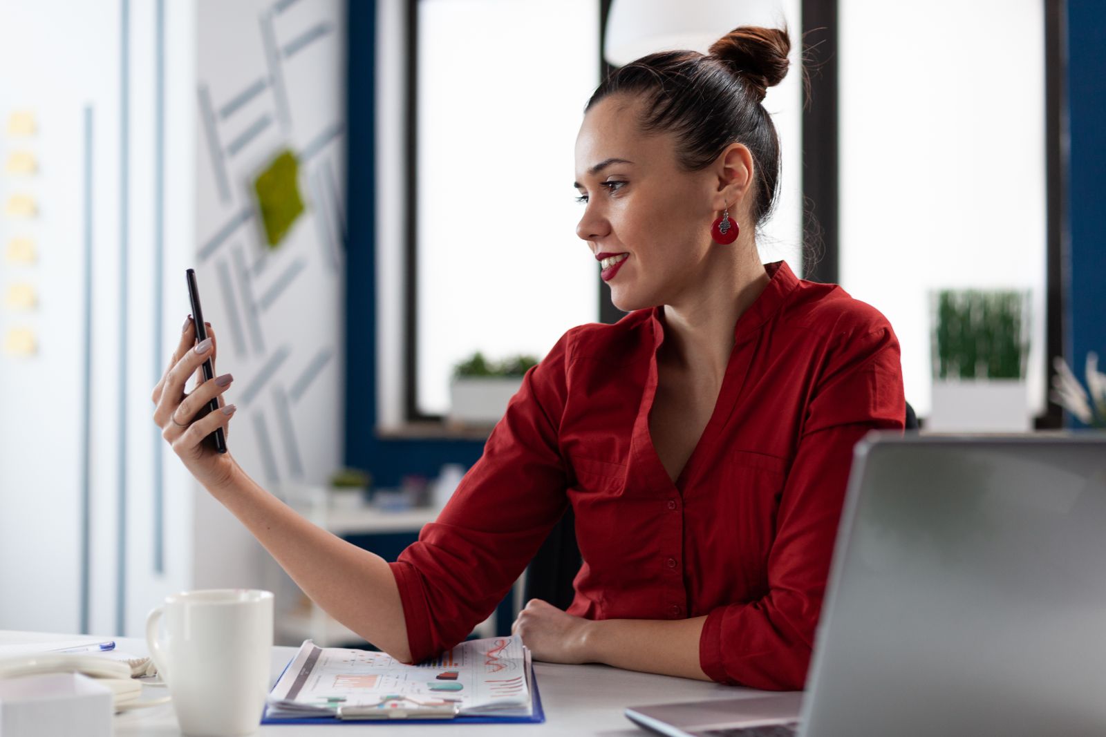 Community manager suivant les réseaux sociaux d’une entreprise à Paris