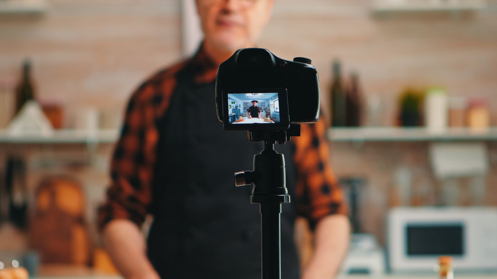 Tournage d’une vidéo Reels dans l’atelier d’un artisan boulanger